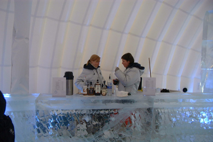 Ледяные бармены. Фото Наталии Кириловой